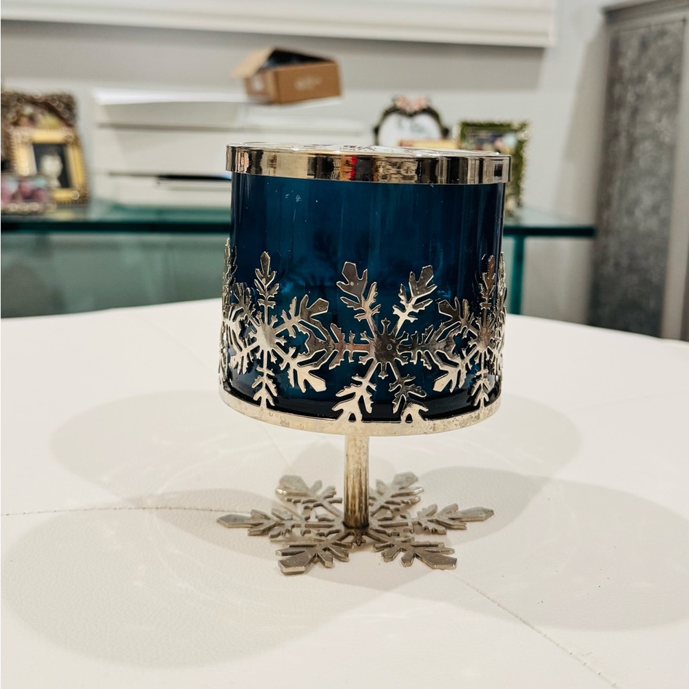 Bath & Body Works Sparkly Silver Snowflake 3-Wick Candle Pedestal Holder
